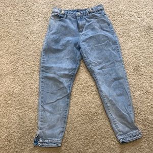 Mom jeans with decorative buttons